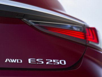 Lexus ES po raz pierwszy z napędem czterech k&oacute;ł